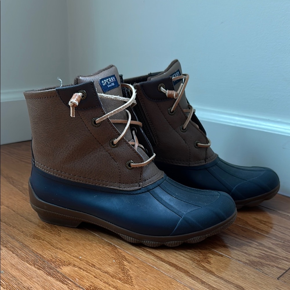 Sperry Wonen’s sz 7M Brown and Blue Duck Boots